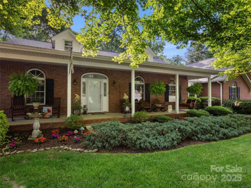 71 Dallas Drive, Hendersonville, NC 28739.  MLS# CAR4281689, YatesRealty ID 26219. 