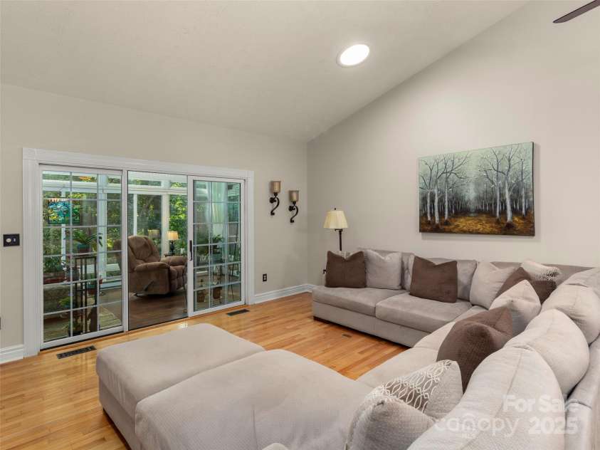 71 Dallas Drive, Hendersonville, NC 28739.  MLS# CAR4281689, YatesRealty ID 26219. 