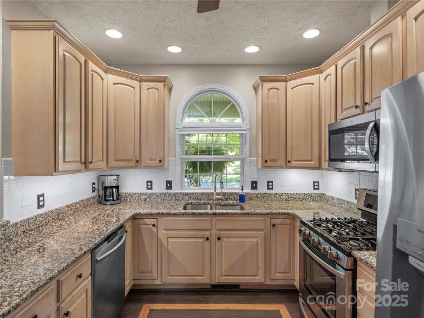 71 Dallas Drive, Hendersonville, NC 28739.  MLS# CAR4281689, YatesRealty ID 26219. 