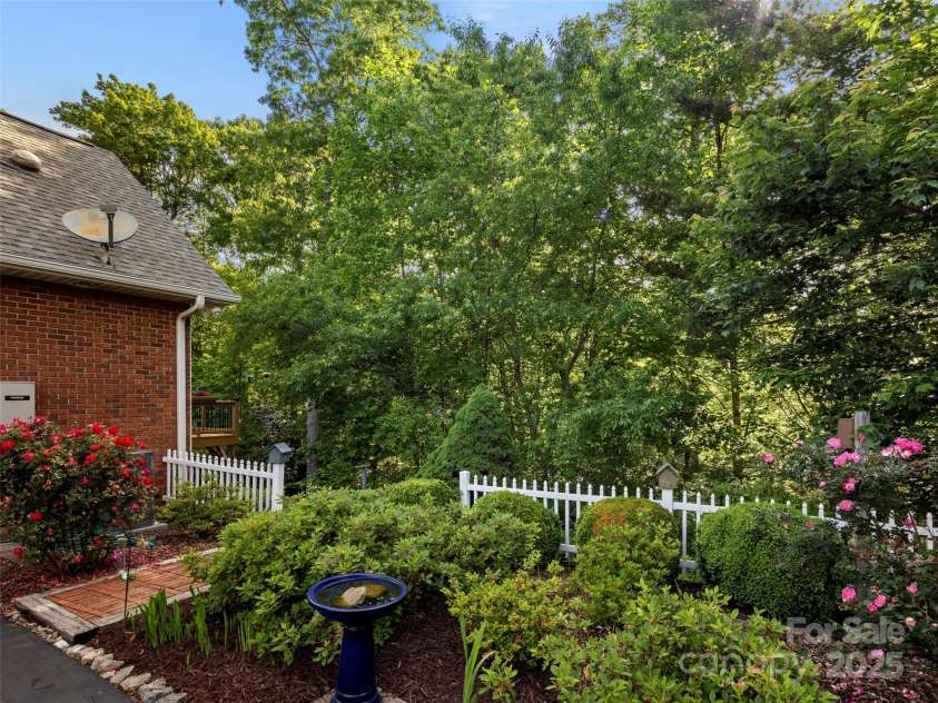 71 Dallas Drive, Hendersonville, NC 28739.  MLS# CAR4281689, YatesRealty ID 26219. 