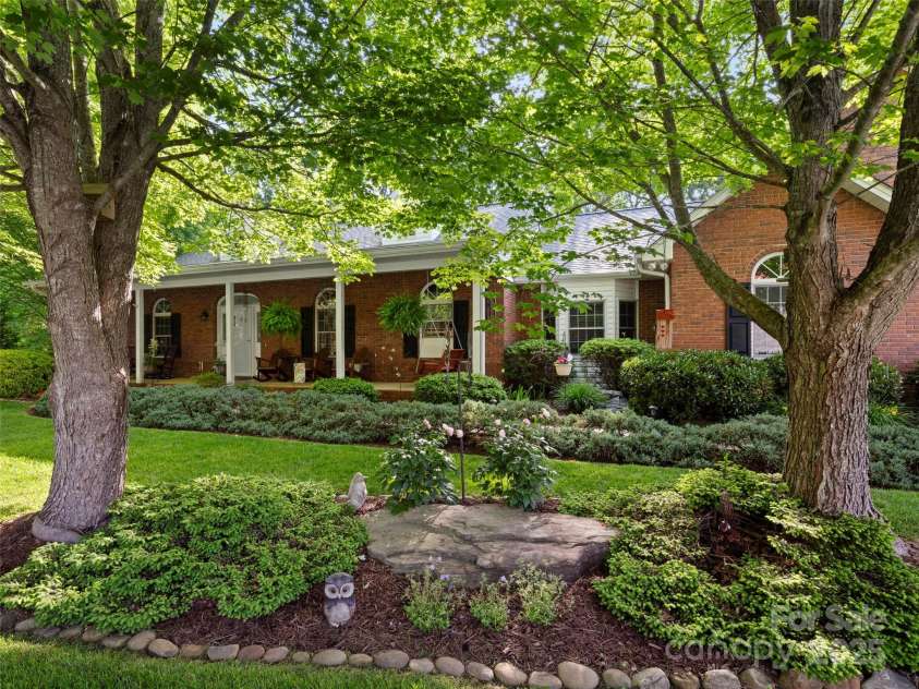 71 Dallas Drive, Hendersonville, NC 28739.  MLS# CAR4281689, YatesRealty ID 26219. 