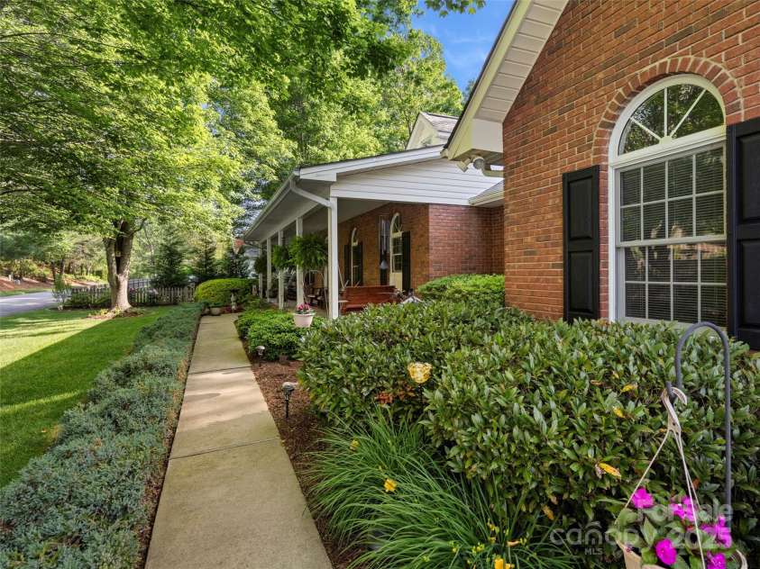 71 Dallas Drive, Hendersonville, NC 28739.  MLS# CAR4281689, YatesRealty ID 26219. 