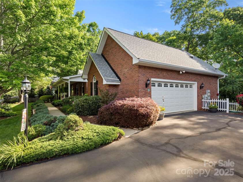 71 Dallas Drive, Hendersonville, NC 28739.  MLS# CAR4281689, YatesRealty ID 26219. 