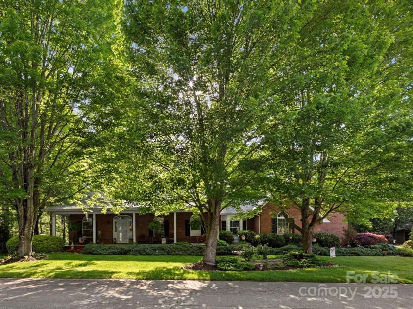 71 Dallas Drive, Hendersonville, NC 28739.  MLS# CAR4281689, YatesRealty ID 26219. 