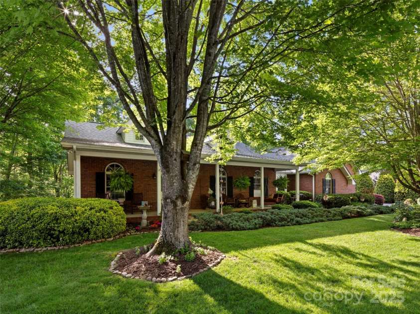 71 Dallas Drive, Hendersonville, NC 28739.  MLS# CAR4281689, YatesRealty ID 26219. 