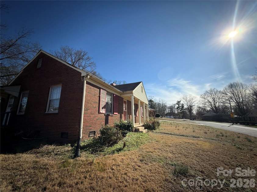 2924 Burbank Drive, Charlotte, NC 28216.  MLS# CAR4349083, YatesRealty ID 2623. 