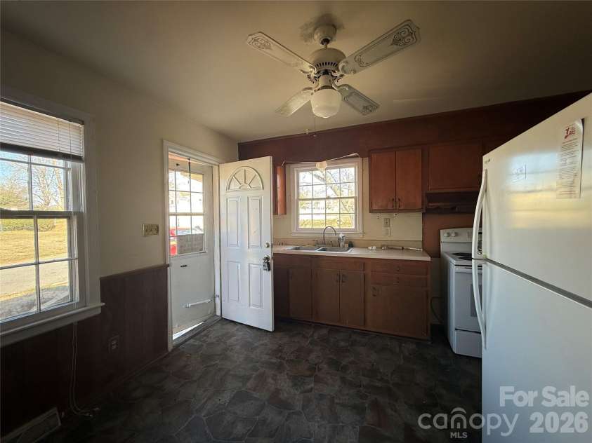 2924 Burbank Drive, Charlotte, NC 28216.  MLS# CAR4349083, YatesRealty ID 2623. 