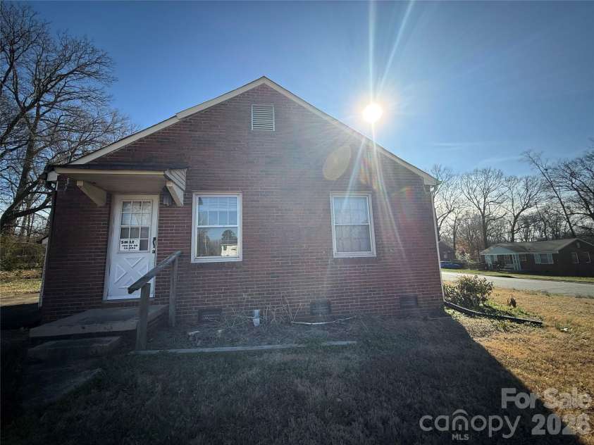 2924 Burbank Drive, Charlotte, NC 28216.  MLS# CAR4349083, YatesRealty ID 2623. 