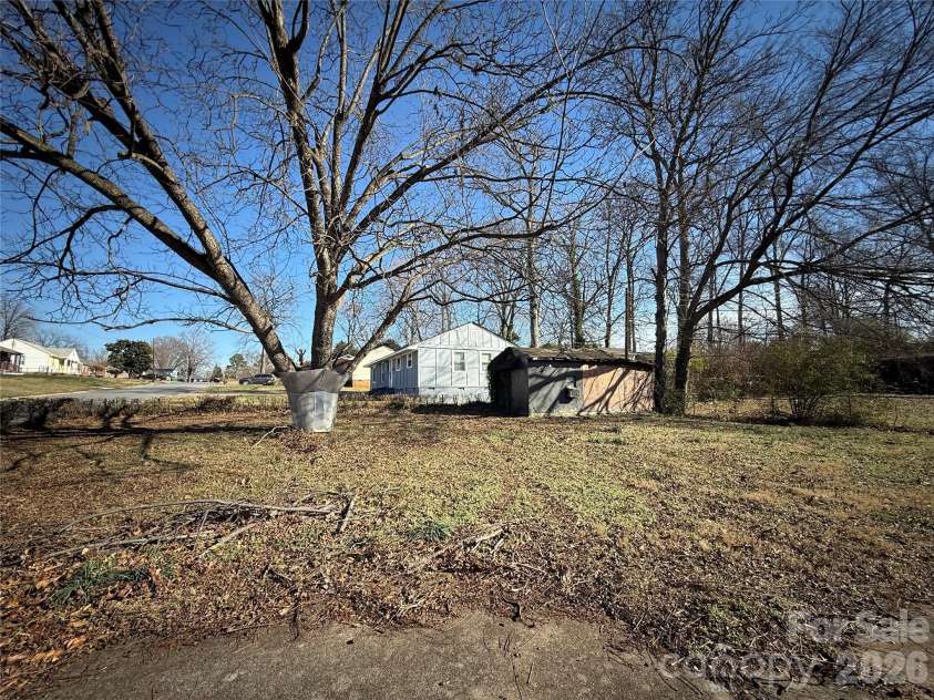 2924 Burbank Drive, Charlotte, NC 28216.  MLS# CAR4349083, YatesRealty ID 2623. 