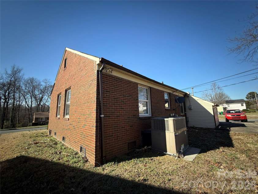 2924 Burbank Drive, Charlotte, NC 28216.  MLS# CAR4349083, YatesRealty ID 2623. 