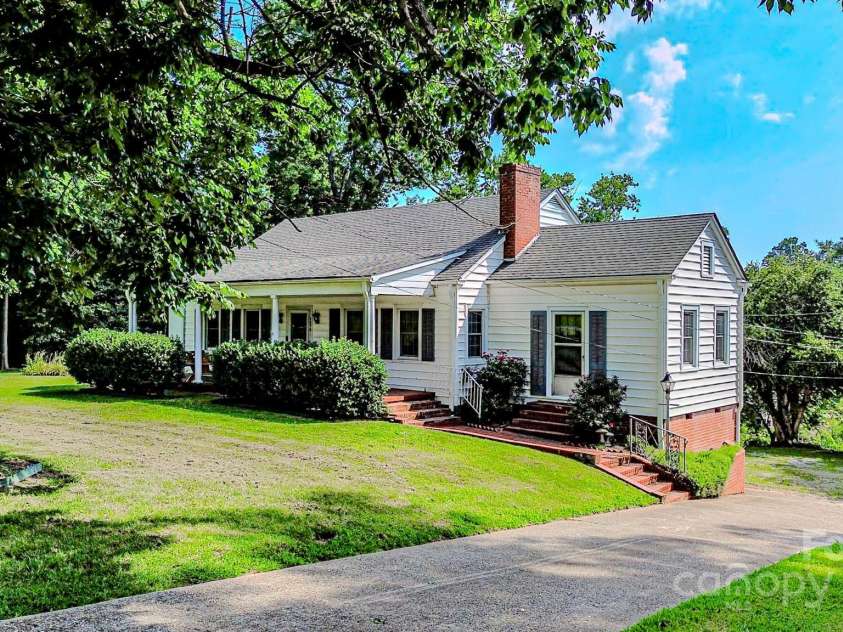 548 Washington Street, Rutherfordton, NC 28139.  MLS# CAR4277665, YatesRealty ID 26230. RIGHT SIDE