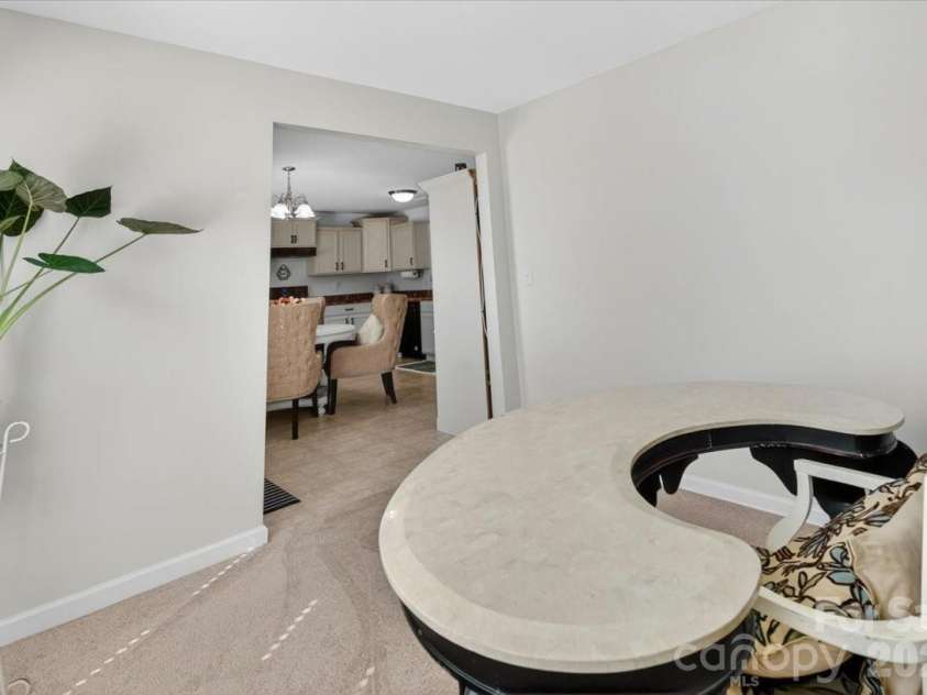 2610 Bramble Ridge Court, Charlotte, NC 28215.  MLS# CAR4383197, YatesRealty ID 26234. Flex Space