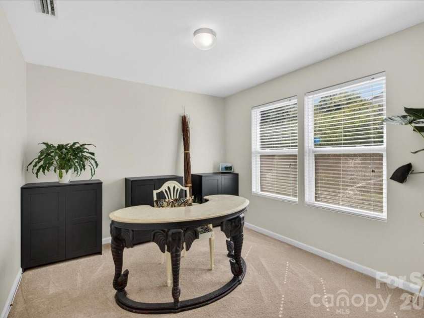 2610 Bramble Ridge Court, Charlotte, NC 28215.  MLS# CAR4383197, YatesRealty ID 26234. Flex Space