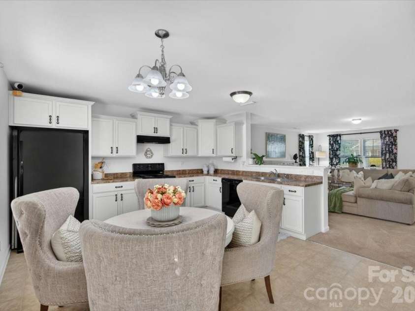 2610 Bramble Ridge Court, Charlotte, NC 28215.  MLS# CAR4383197, YatesRealty ID 26234. Kitchen