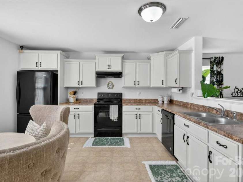 2610 Bramble Ridge Court, Charlotte, NC 28215.  MLS# CAR4383197, YatesRealty ID 26234. Kitchen