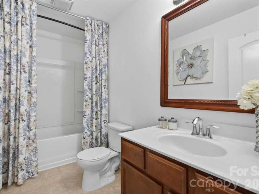 2610 Bramble Ridge Court, Charlotte, NC 28215.  MLS# CAR4383197, YatesRealty ID 26234. Secondary Full Bathroom