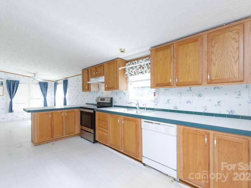 837 Huntington Drive, Fort Lawn, SC 29714.  MLS# CAR4280365, YatesRealty ID 26234. Kitchen