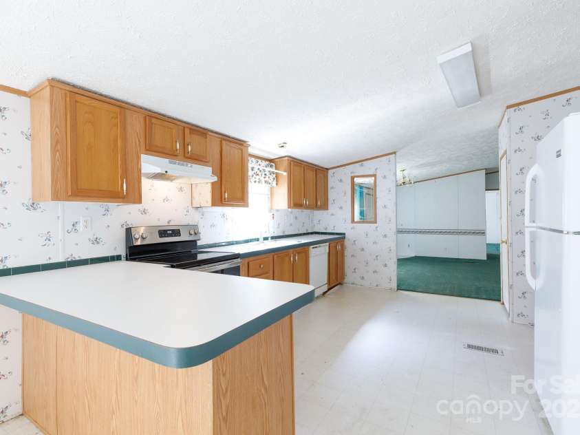 837 Huntington Drive, Fort Lawn, SC 29714.  MLS# CAR4280365, YatesRealty ID 26234. Kitchen