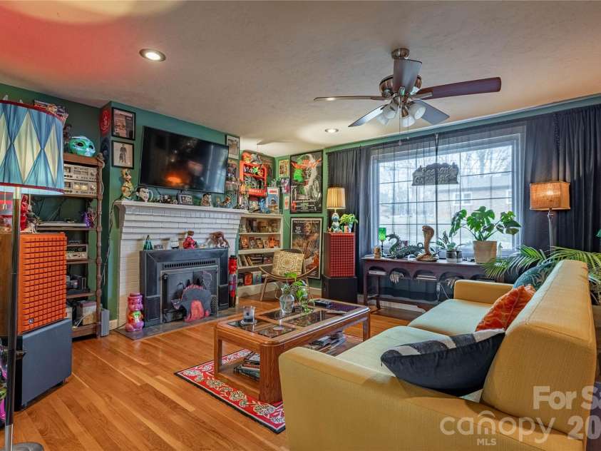 200 Falls Street, Morganton, NC 28655.  MLS# CAR4383767, YatesRealty ID 26237. 