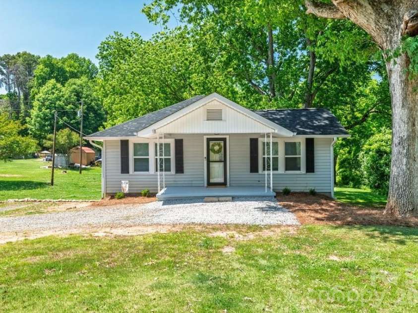 3407 Ratchford Drive, Gastonia, NC 28056.  MLS# CAR4385064, YatesRealty ID 26239. 