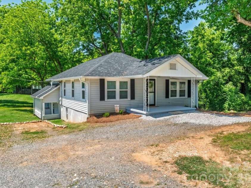 3407 Ratchford Drive, Gastonia, NC 28056.  MLS# CAR4385064, YatesRealty ID 26239. 