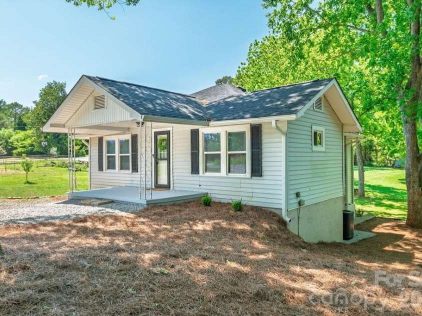 3407 Ratchford Drive, Gastonia, NC 28056.  MLS# CAR4385064, YatesRealty ID 26239. 