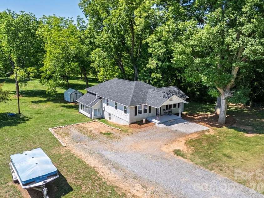 3407 Ratchford Drive, Gastonia, NC 28056.  MLS# CAR4385064, YatesRealty ID 26239. 