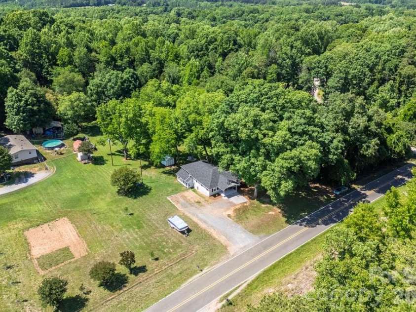 3407 Ratchford Drive, Gastonia, NC 28056.  MLS# CAR4385064, YatesRealty ID 26239. 