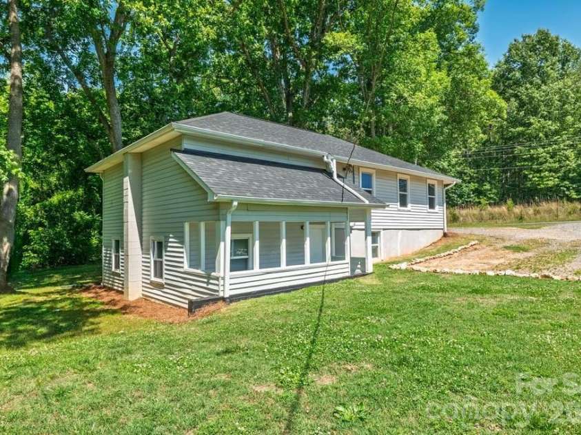 3407 Ratchford Drive, Gastonia, NC 28056.  MLS# CAR4385064, YatesRealty ID 26239. 