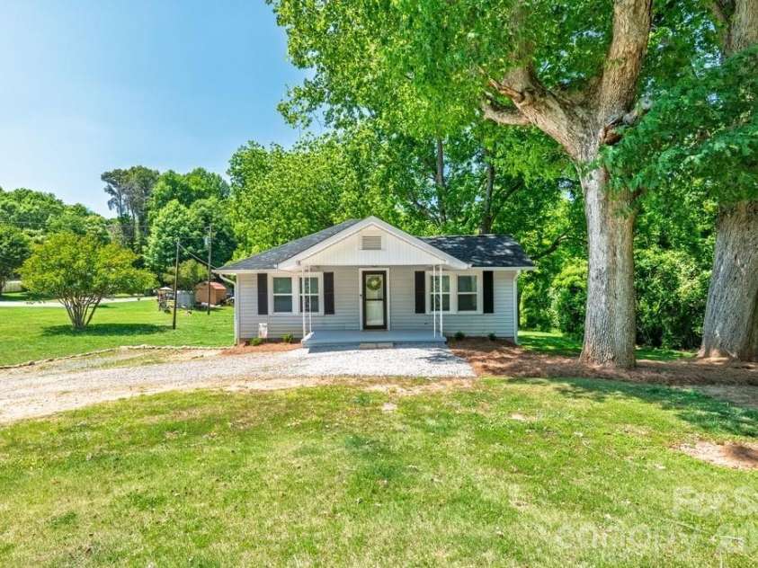 3407 Ratchford Drive, Gastonia, NC 28056.  MLS# CAR4385064, YatesRealty ID 26239. 