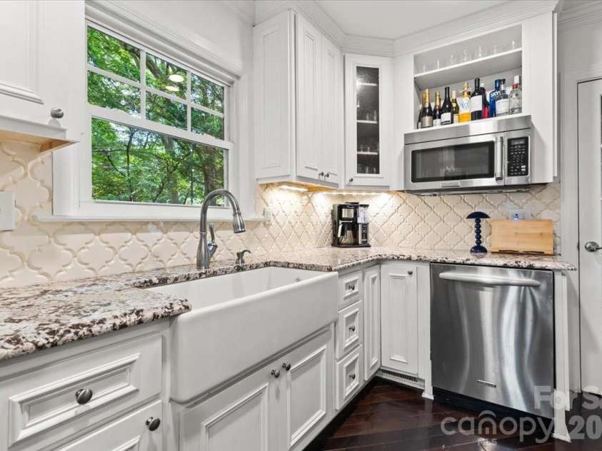 3000 Forest Park Drive, Charlotte, NC 28209.  MLS# CAR4384123, YatesRealty ID 26244. 