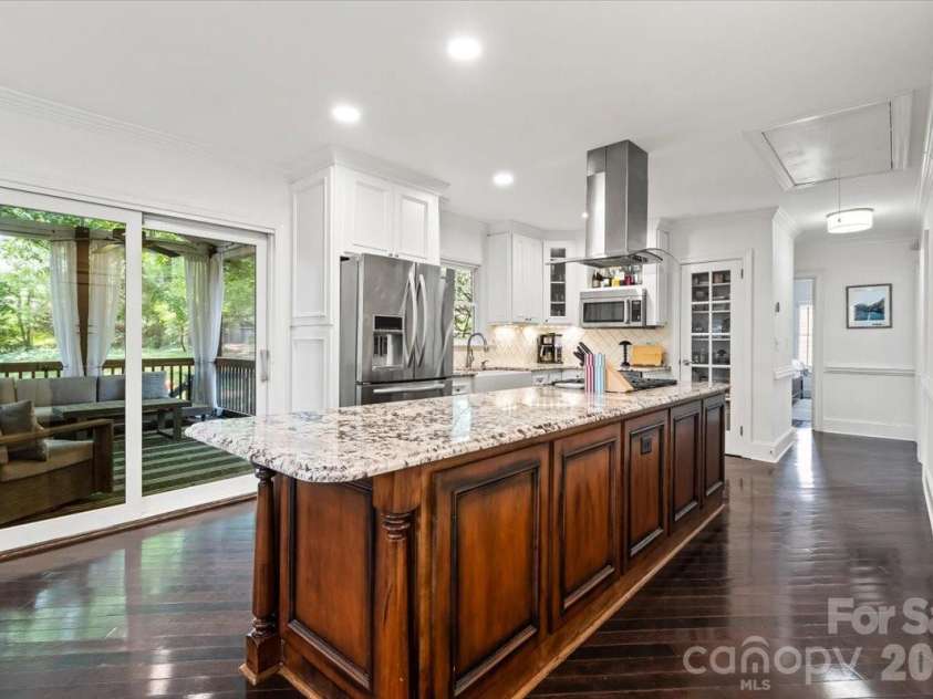 3000 Forest Park Drive, Charlotte, NC 28209.  MLS# CAR4384123, YatesRealty ID 26244. 