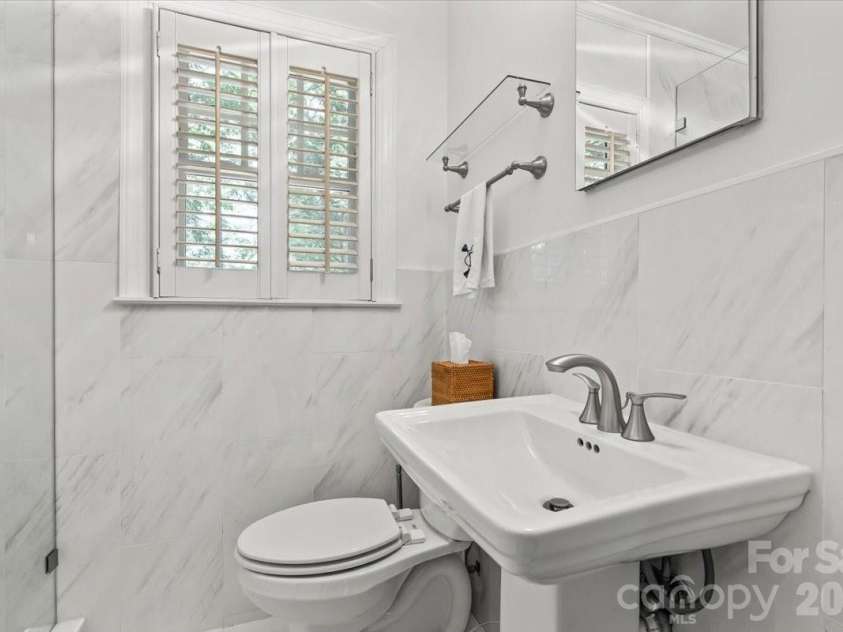 3000 Forest Park Drive, Charlotte, NC 28209.  MLS# CAR4384123, YatesRealty ID 26244. 