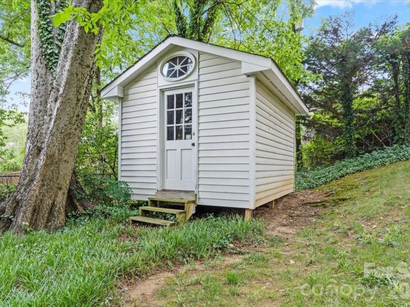 3000 Forest Park Drive, Charlotte, NC 28209.  MLS# CAR4384123, YatesRealty ID 26244. 