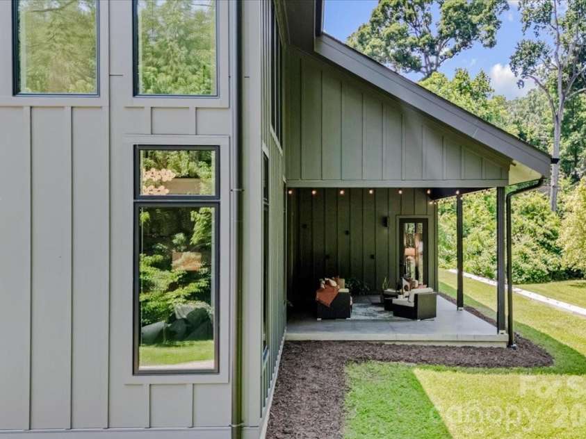 3304 Mar Vista Circle, Charlotte, NC 28209.  MLS# CAR4383686, YatesRealty ID 26245. 