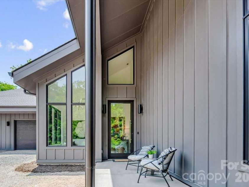 3304 Mar Vista Circle, Charlotte, NC 28209.  MLS# CAR4383686, YatesRealty ID 26245. Covered front porch entry