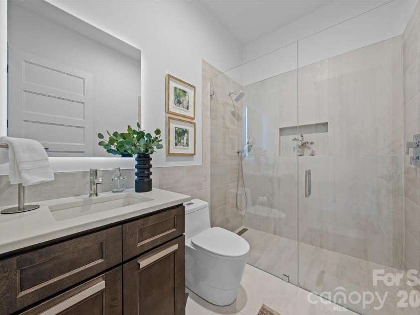 3304 Mar Vista Circle, Charlotte, NC 28209.  MLS# CAR4383686, YatesRealty ID 26245. Main floor guest bath with zero entry shower