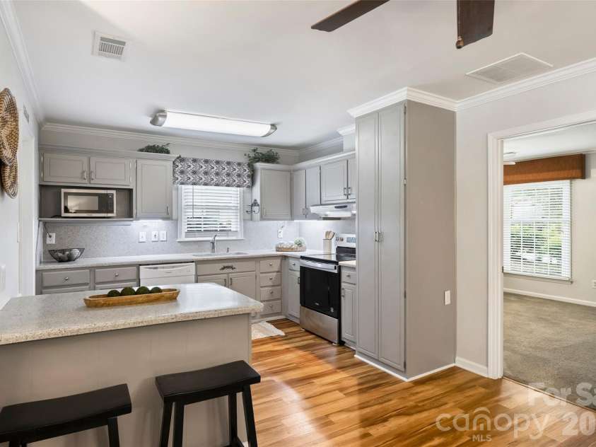 7008 Brookgreen Terrace, Matthews, NC 28104.  MLS# CAR4380563, YatesRealty ID 26248. Kitchen