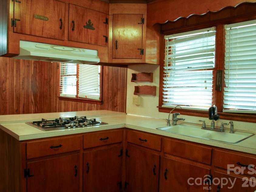 905 10th Street, Bessemer City, NC 28016.  MLS# CAR4384876, YatesRealty ID 26249. 