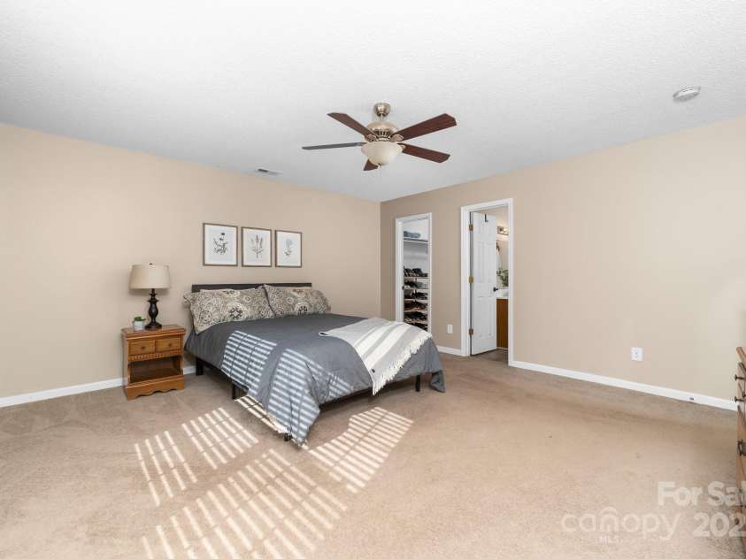 1025 Hunter Valley Road, Shelby, NC 28150.  MLS# CAR4234430, YatesRealty ID 2625. Large primary bedroom with walk in closet and full bathroom.