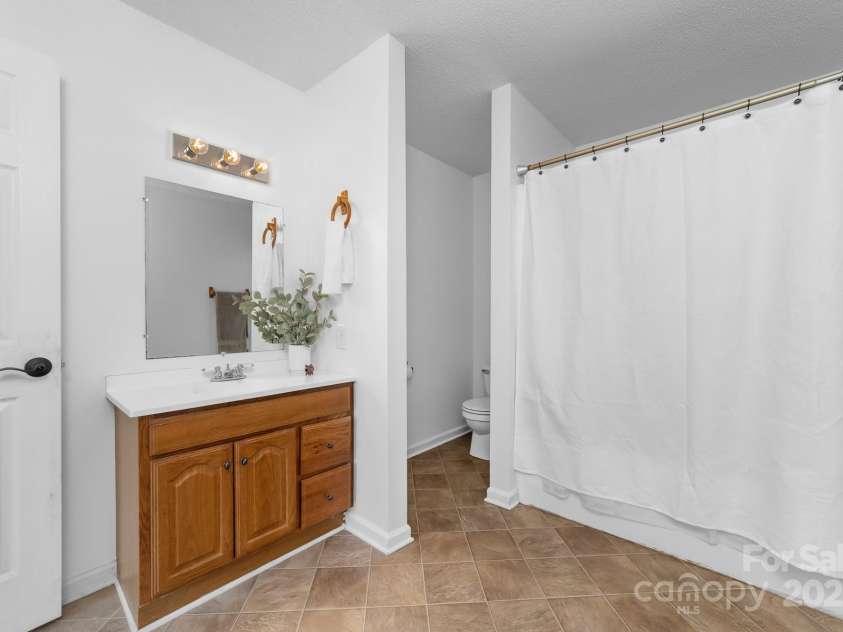 1025 Hunter Valley Road, Shelby, NC 28150.  MLS# CAR4234430, YatesRealty ID 2625. Primary full bathroom