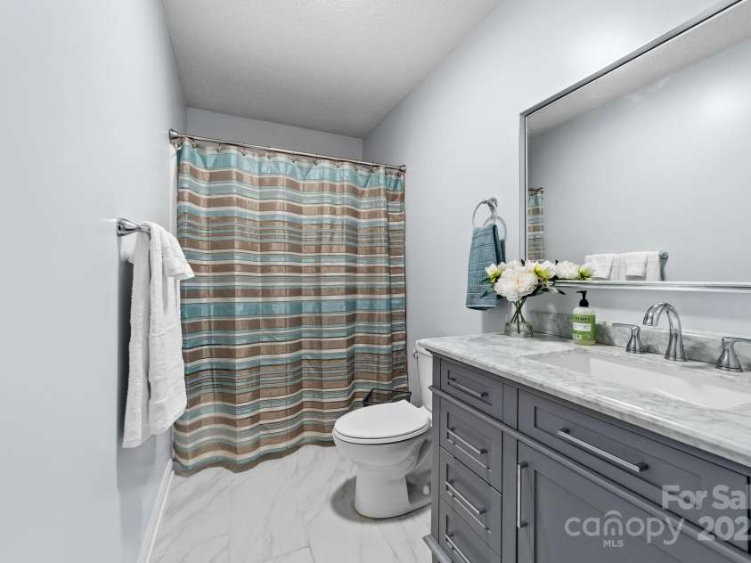 1025 Hunter Valley Road, Shelby, NC 28150.  MLS# CAR4234430, YatesRealty ID 2625. Second full bathroom