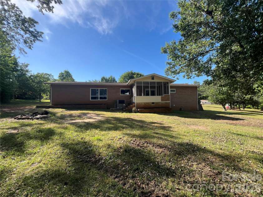 280 Raintree Road, Great Falls, SC 29055.  MLS# CAR4371162, YatesRealty ID 26250. 