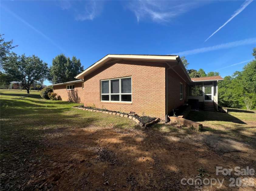 280 Raintree Road, Great Falls, SC 29055.  MLS# CAR4371162, YatesRealty ID 26250. 