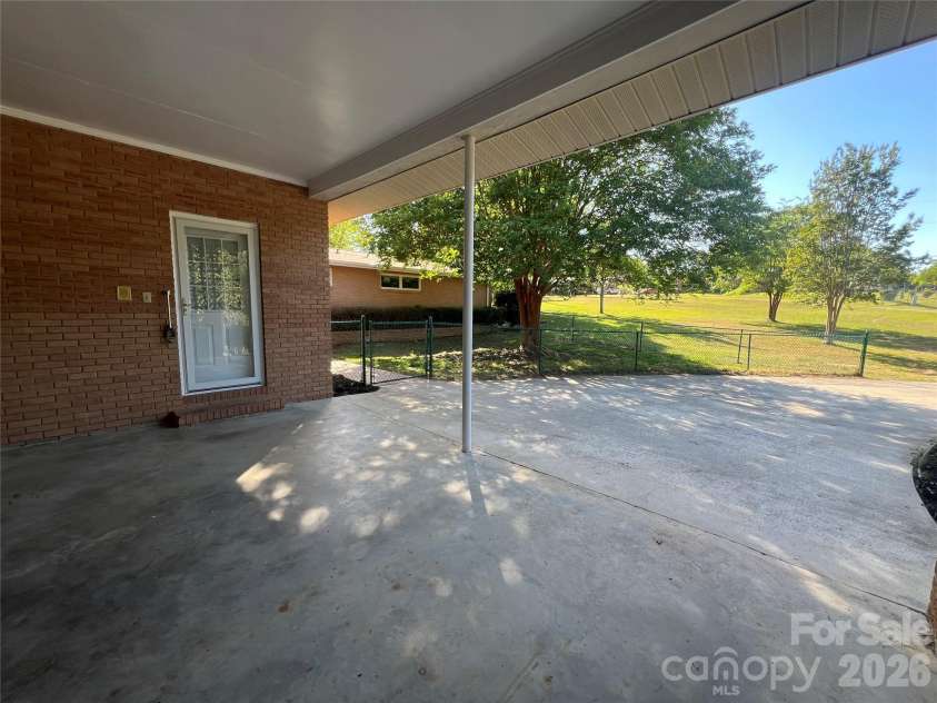 280 Raintree Road, Great Falls, SC 29055.  MLS# CAR4371162, YatesRealty ID 26250. 