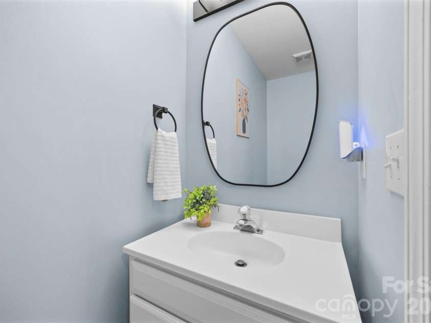13606 Red Wine Court, Charlotte, NC 28273.  MLS# CAR4378191, YatesRealty ID 26251. Half bath