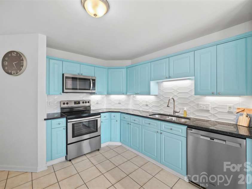 13606 Red Wine Court, Charlotte, NC 28273.  MLS# CAR4378191, YatesRealty ID 26251. Kitchen