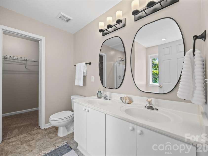 13606 Red Wine Court, Charlotte, NC 28273.  MLS# CAR4378191, YatesRealty ID 26251. Primary Bath