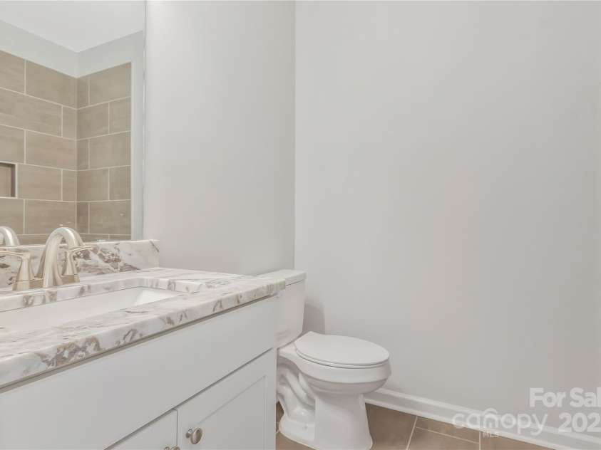 511 Roberts Street, Shelby, NC 28150.  MLS# CAR4232820, YatesRealty ID 26253. Full guest bathroom
