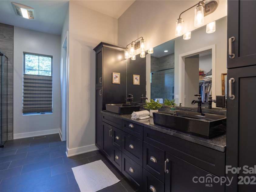 65 Wandering Oaks Way, Asheville, NC 28805.  MLS# CAR4267136, YatesRealty ID 26255. 